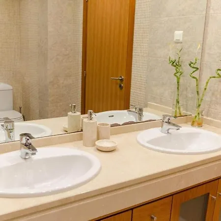 Guestready - Sleek W/ Balcony In Graca Appartement *